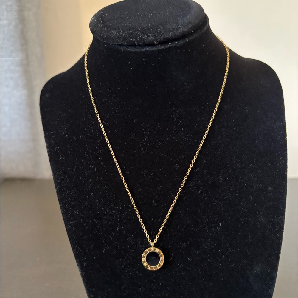 Elegant Gold Pendant Necklace